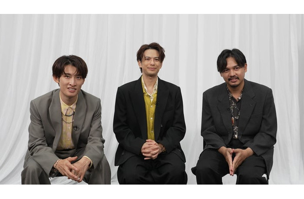 向井康二、森崎ウィン、チャンプ・ウィーラチット・トンジラー監督（C）2025「（LOVE SONG）」製作委員会