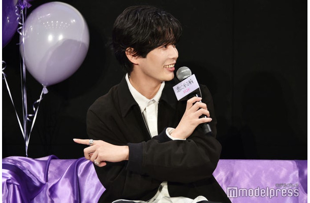 悩み相談をすることもされることもないので舞台袖でドキドキしていた長尾謙杜(C)モデルプレス