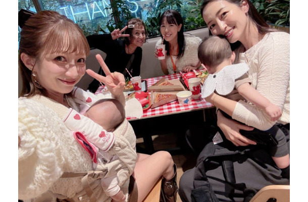 「baby服爆買い」辻希美、生後2ヶ月次女を抱っこし展示会＆ランチを満喫「あっという間の時間でした」