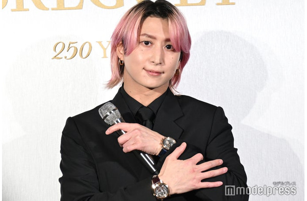 報道陣と一緒にCEOのプレゼンを聞く佐久間大介（C）モデルプレス