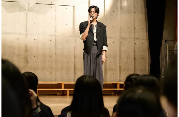 「Zoff」アンバサダー目黒蓮、学生たちの前にサプライズ登場!サングラスを通じて目の健康の大切さを発信