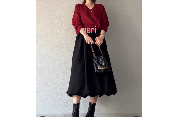 深みレッドが季節感を演出。ボリュームスカート×ブーツを合わせたグッドバランスな着こなし【40代の毎日コーデ】