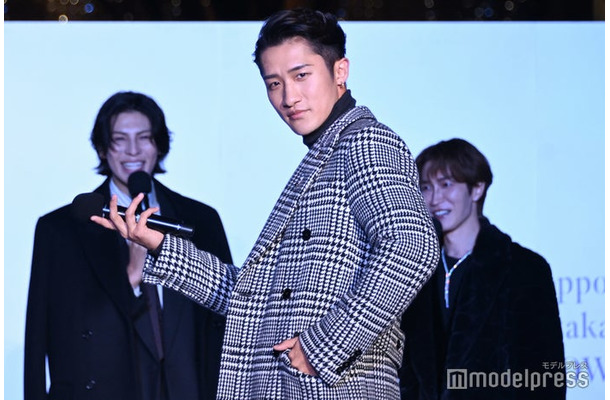クールなランウェイを披露した岩本照を嬉しそうに見守るラウール、自身のランウェイを控え緊張した様子の渡辺翔太(C)モデルプレス