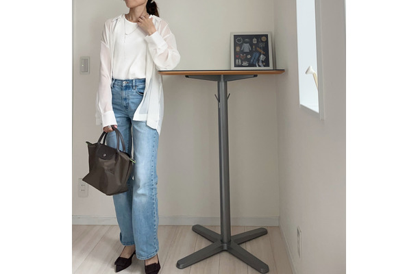 大人の白シャツ×デニム。きれいめ着こなしのコツは、素材感と小物選び【40代の毎日コーデ】