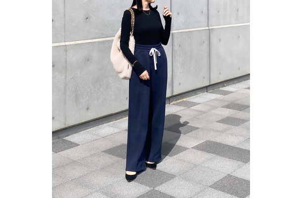 トレンドの【ワイドスウェットパンツ】。大人のきれいめ着こなし正解例【40代の毎日コーデ】