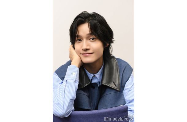 モデルプレスのインタビューに応じた佐野晶哉(C)モデルプレス