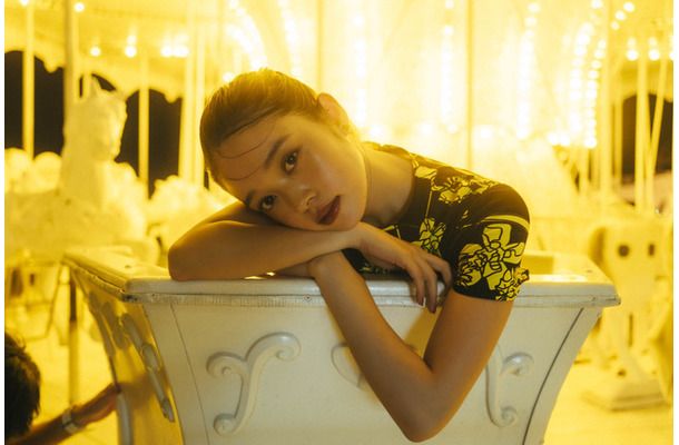 「高石あかりファースト写真集 幻灯」(東京ニュース通信社刊) 撮影/横山マサト