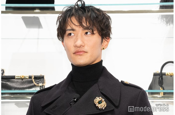 「ギフトを贈りたい相手は？」と聞かれ考える岩本照（C）モデルプレス