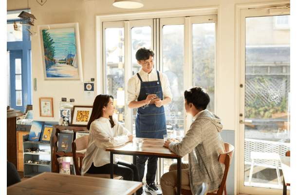 アメリカで…カフェでコーヒーを飲んでいると→「え、初対面で?」距離の近さに「びっくり」「心温まる」