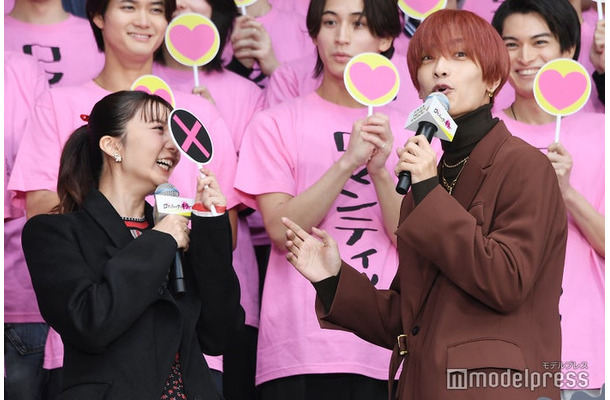 上白石萌歌から辛口評価が下され「なんでなん!?」と焦る高橋恭平(C)モデルプレス