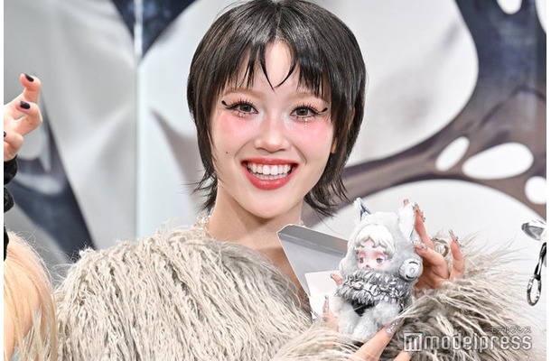 コラボアイテムを見せるCHISA(C)モデルプレス