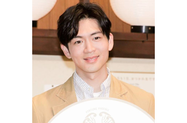 「髪切ってる！」松下洸平、コート姿のカメラ目線SHOTにファンうっとり「お肌もとーっても綺麗」