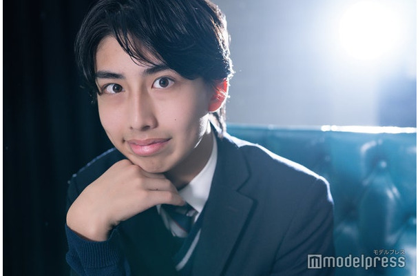 モデルプレスのインタビューに応じた丸山玲央くん（C）モデルプレス