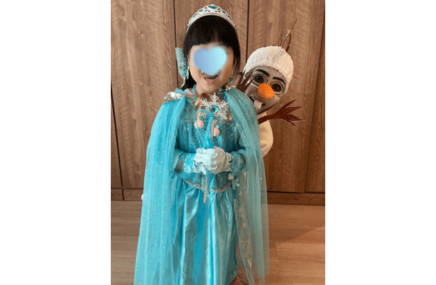 平野ノラ、本気で『アナ雪』エルサとオラフになりきった親子SHOT披露「必死に娘にくらいつく母なのでした！」