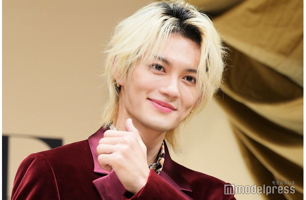 「イイじゃん」で決める佐野勇斗（C）モデルプレス