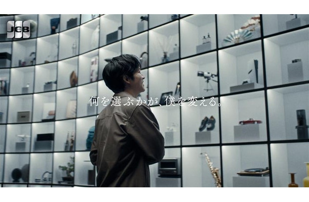 松坂桃李／新CM「何を選ぶかが、僕を変える。JCBプラチナ」篇より（提供写真）