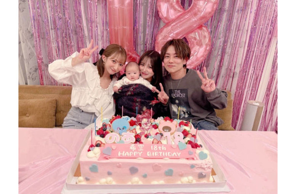 辻希美、夫婦で娘2人を挟んで記念撮影!長女・希空18歳の誕生日会を報告「頑張って行こうね」