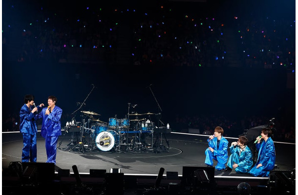 楽しそうにじゃれ合う横山裕＆丸山隆平、そんな2人を笑って見守る村上信五＆安田章大＆大倉忠義／SUPER EIGHT「超八 in 日本武道館」より（提供写真）