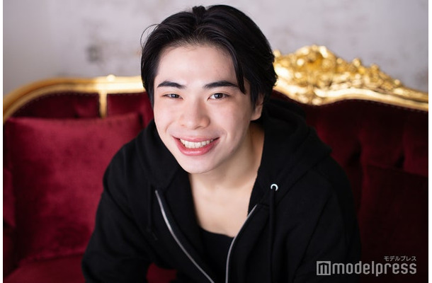 モデルプレスのインタビューに応じた李論さん（C）モデルプレス