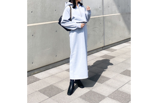 スウェットのカジュアルをきれいめに昇華！爽やかさ満点の着こなし【40代の毎日コーデ】