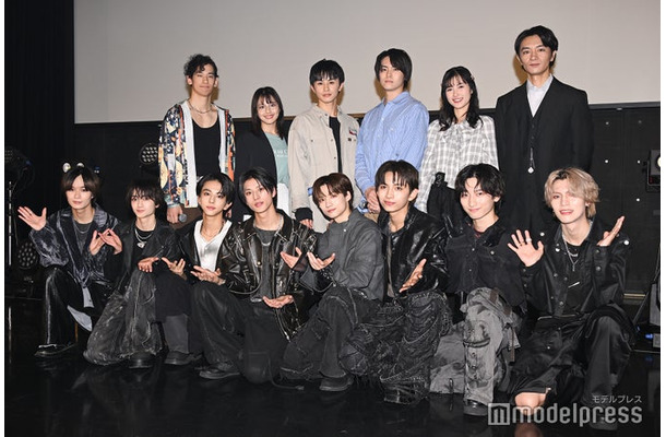 「地獄は善意で出来ている」イベントに登場した(前列左から)中村旺太郎、山本龍人、八神遼介、阿久根温世、志賀李玖、竹野世梛、筒井俊旭、千田波空斗(後列左から)吉田健悟、渡邉美穂、草川拓弥、高野洸、井頭愛海、細田善彦(C)モデルプレス