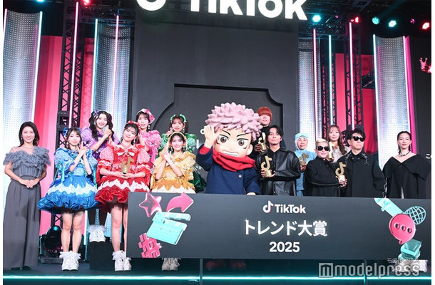 「TikTokトレンド大賞2025」に出席した（左から）宇賀なつみアナ、超ときめき宣伝部、虎杖悠仁、榎木淳弥、OKARAT工場長、舘野はづき氏、m-flo、のん（C）モデルプレス