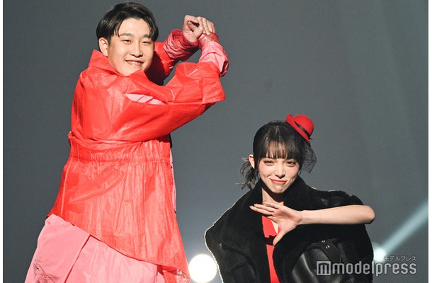 小園海斗選手、渡辺リサ(C)モデルプレス