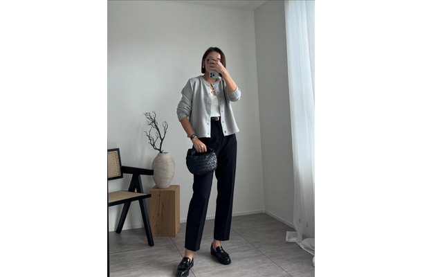 程よい厚みとグレージュカラーが今年っぽい。カーデが主役の洗練スタイル【40代の毎日コーデ】