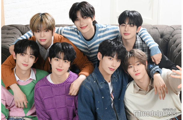 EVNNE（左上から時計回りに）ムン・ジョンヒョン、パク・ハンビン、ケイタ、チ・ユンソ、イ・ジョンヒョン、パク・ジフ、ユ・スンオン（C）モデルプレス