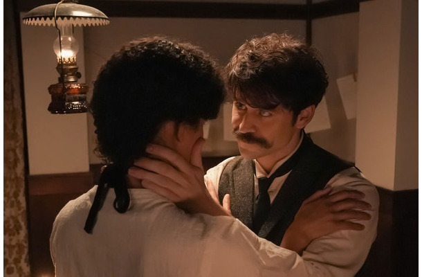 ミーシャ・ブルックス、トミー・バストウ「ばけばけ」第53話（C）NHK