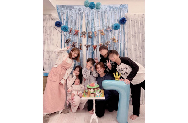 辻希美、家族7人でパシャリ!三男の7歳バースデーを盛大に祝福「仲良しのお友達を呼んで誕生日会」