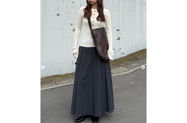 ひとクセリブニットが主役。 アウターの下に着こなしたい大人のきれいめスタイル 【40代の毎日コーデ】