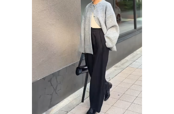 二枚目カーデを選ぶなら、遊び心をプラスして。配色カーディガンで作る大人のコーディネート 【40代の毎日コーデ】