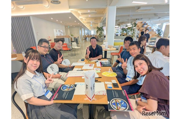 多様な立場の参加者が意見を交換するようす（8月開催のQUEST HEROES summerにて）