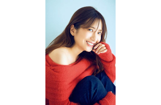 元日テレアナの笹崎里菜、赤ニットから肩がチラリ!ピラティスで鍛えた美ボディを披露