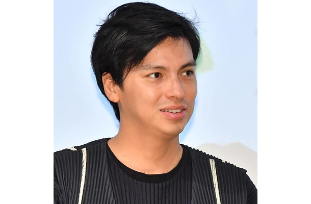 アレク、長男・長女・次女が揃ったほっこりSHOTに反響「激カワ」「可愛いチビーズ」