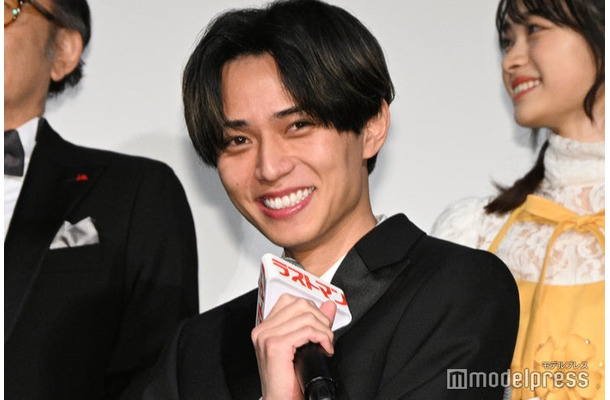 大泉洋と向井康二のトーク合戦に爆笑する永瀬廉（C）モデルプレス