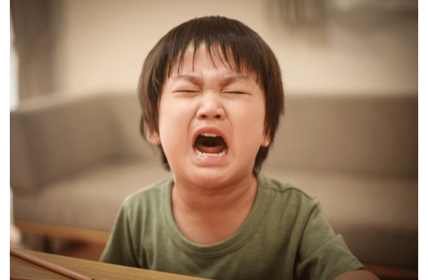 おもちゃを壊されて泣く7歳の孫 すると、祖父が照明を消して…⇒「不器用ながらも一生懸命」