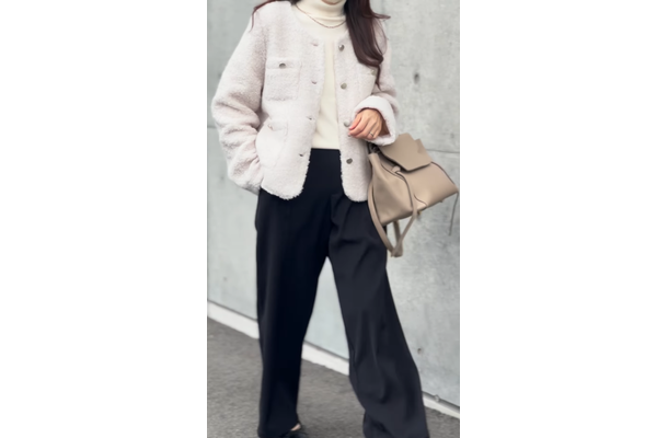 白のふわもこ素材を大人が着るなら……。 きれいな雰囲気をキープした冬らしいジャケットコーデ術【40代の毎日コーデ】