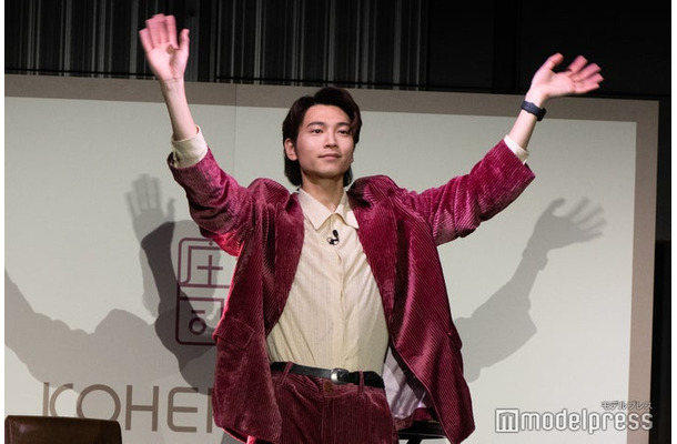 高身長を活かし遠くの席のファンまで手を振る庄司浩平(C)モデルプレス