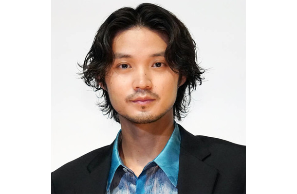 磯村勇斗、Snow Man深澤辰哉との笑顔2SHOTにファン歓喜「強火ふかたつ担」「愛強めで好き」