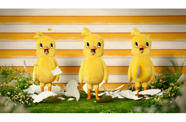 橋本将生、猪俣周杜、篠塚大輝/新CM「ひよこちゃんたち誕生 篇」より(提供写真)