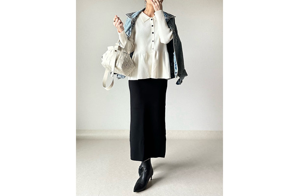 さりげなくお腹をカバー。ペプラムニットとGジャンで作る大人の甘辛ミックススタイル【40代の毎日コーデ】