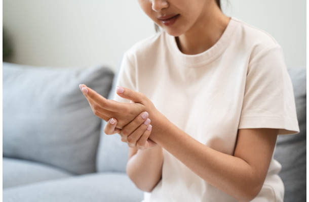 「指が痛い…」45歳で更年期に。夫からは「忍耐が足りない」と言われてしまったけれど、病院に行っても解決しない不調にどう向き合えばいいの