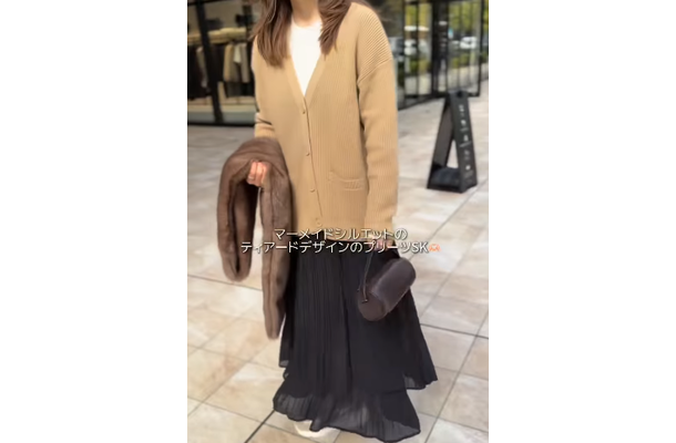 きれい色ニットで着映える!冬のモノトーンを軽やかに見せるフェミニンな装い【40代の毎日コーデ】