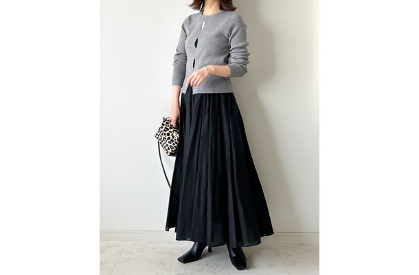 細リブニットで作る大人の甘辛モノトーンと体型カバー法【40代の毎日コーデ】