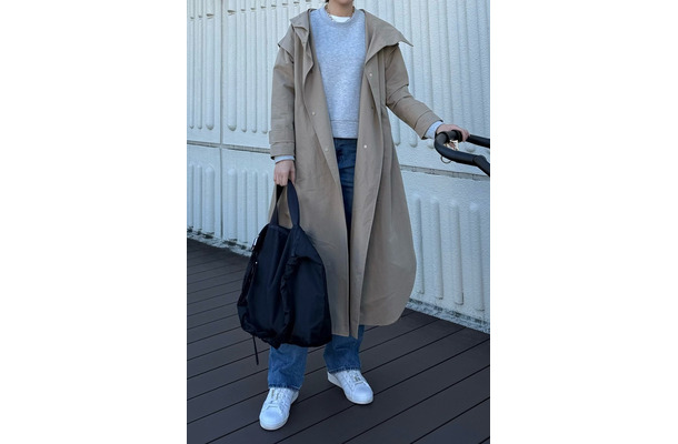 明るめカラーの冬ベーシック。トレンチコート×デニムでつくる大人のきれいめカジュアル 【40代の毎日コーデ】