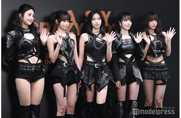 LE SSERAFIM／ （左から）HUH YUNJIN（ホ・ユンジン）、KIM CHAEWON（キム・チェウォン）、KAZUHA（カズハ）、SAKURA（サクラ）、HONG EUNCHAE（ホン・ウンチェ）（C）モデルプレス