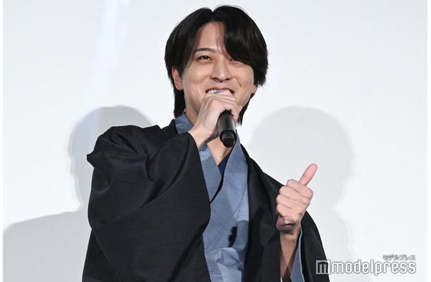 「無限バッシング！」と叫びながらなぜかグッドポーズを添えてしまった寺西拓人（C）モデルプレス