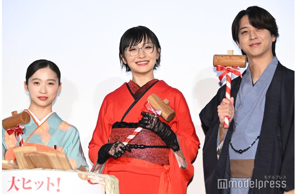 鏡割りで新年初の舞台挨拶を終えた伊東蒼、SUZUKA（スズカ）、寺西拓人（C）モデルプレス